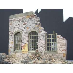  Dioramas Plus 1/35 Ruined Stone Building Kit Toys & Games