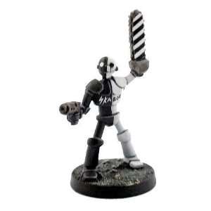   Judge Dredd 28mm Miniatures Servo Droid with Chainsaw Toys & Games