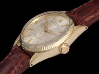   minutes automatic waterproof sweep seconds crown rolex twinlock gold