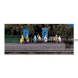  Bachmann HO Scale Figures   Sitting People Toys & Games