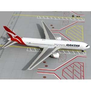  Gemini 200 Qantas B767 300 Model Airplane Toys & Games