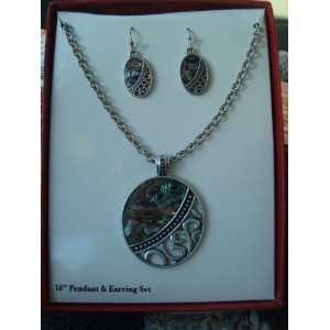   SHELL LOOK 18 NECKLACE/EARRING SET NEW IN THE BOX 