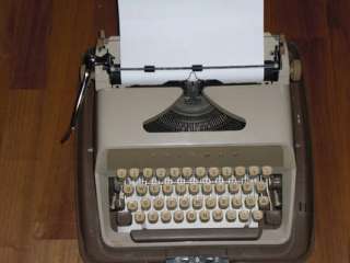 Schreibmaschine, mechanisch, alt und fast geschenkt in Nordrhein 